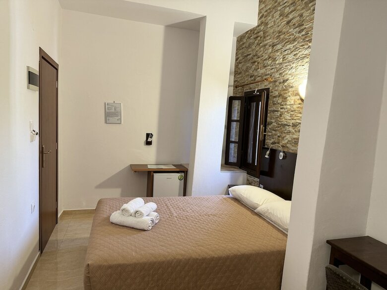 Hostal Eleni Rooms