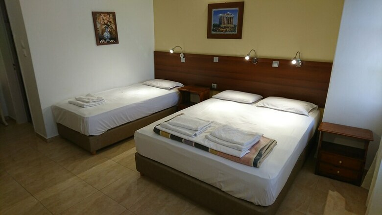 Hostal Eleni Rooms