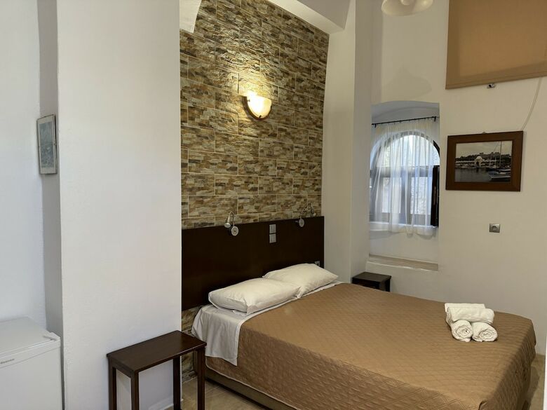 Hostal Eleni Rooms