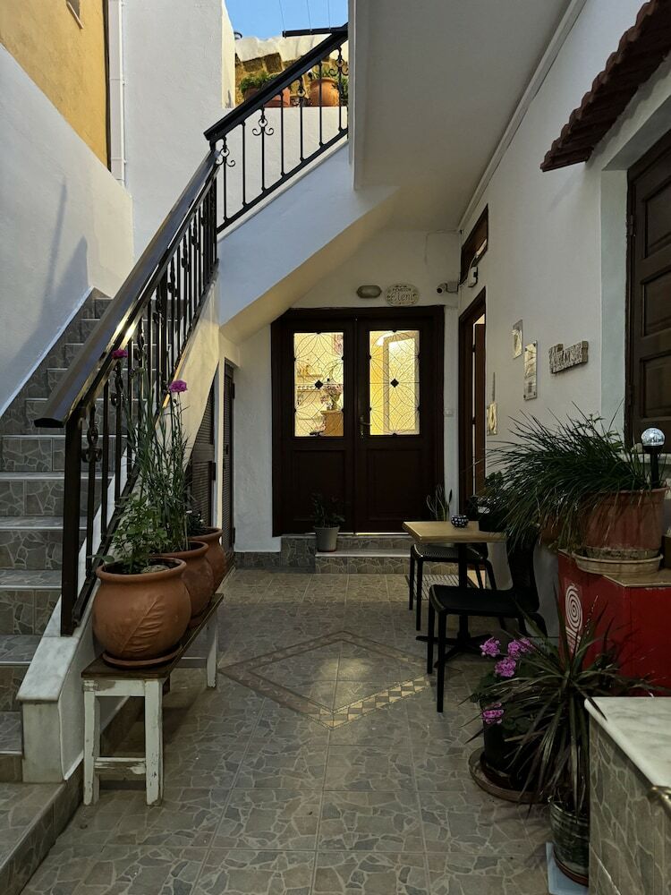 Hostal Eleni Rooms