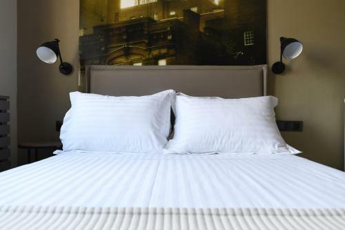 4 Seasons Luxury Apartments