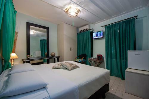 Hostal Elia Portou Rooms