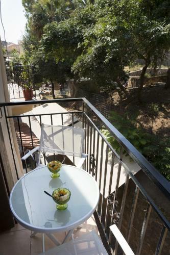 Hostal Elia Portou Rooms