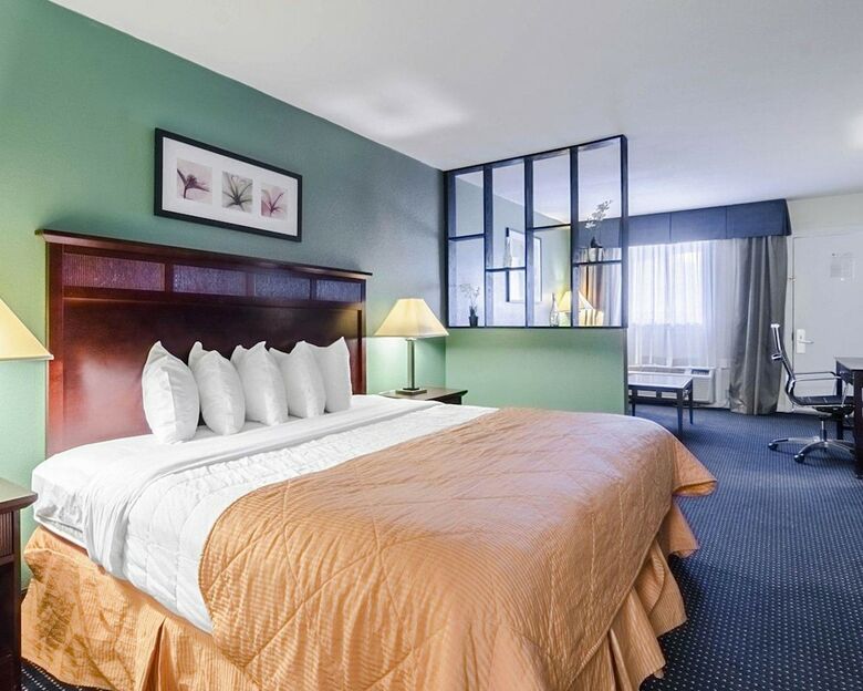 Hotel Clarion Inn & Suites
