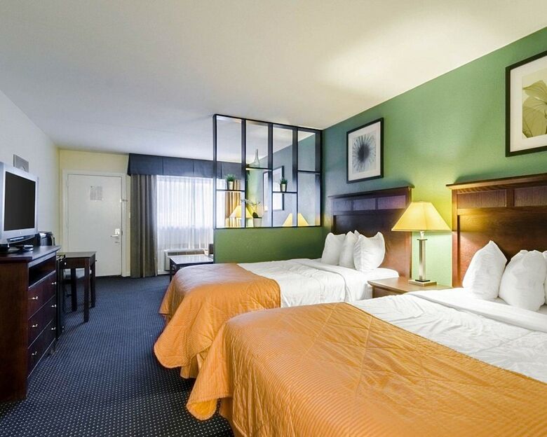 Hotel Clarion Inn & Suites