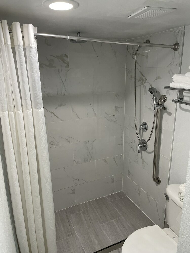 Hotel Clarion Inn & Suites