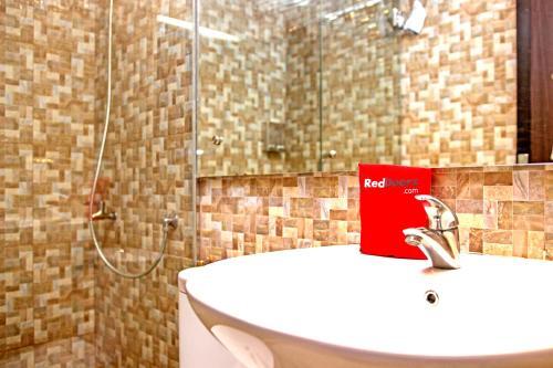 Hostal Reddoorz Near Trans Studio Mall 3