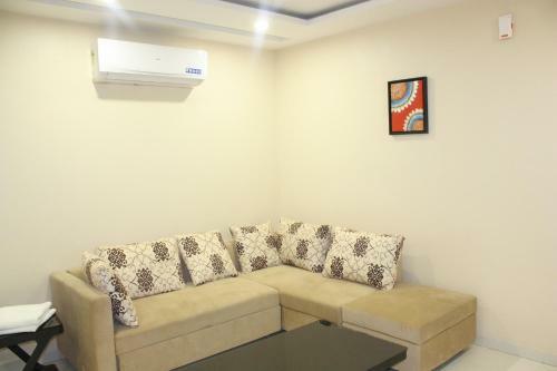 Stay10 Luxury Service Apartment