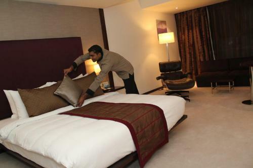 Radisson Blu Plaza Hotel Hyderabad Banjara Hills