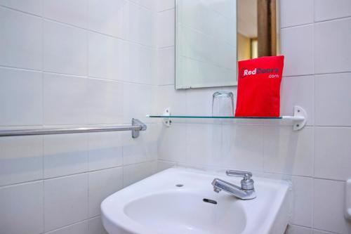 Hotel Reddoorz Near Hyperpoint Pasteur 2