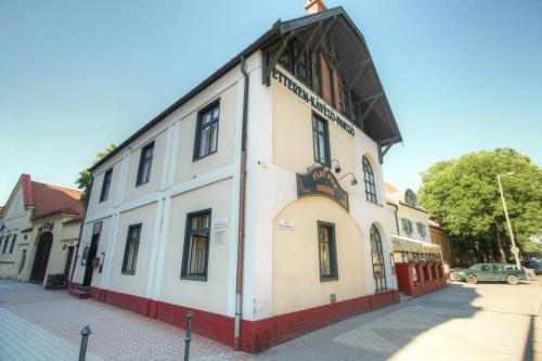 Bed & Breakfast Play Pub �tterem �s Panzi�