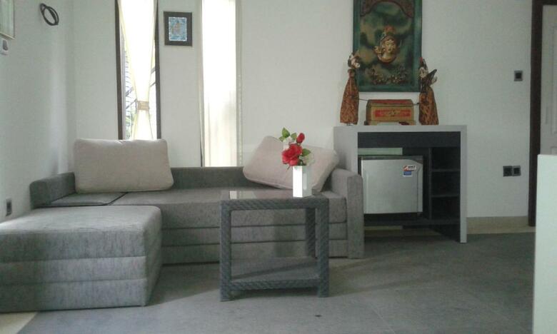 Bed & Breakfast Villa Rumah Putih Abu Abu