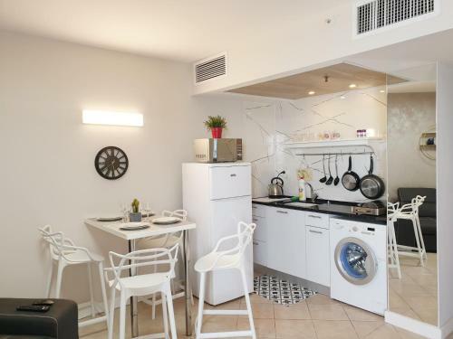 Gk Apartments In Leonardo