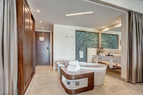 Hotel Royalton Blue Waters All Inclusive