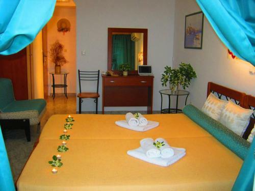 Hostal Neapoli Rooms