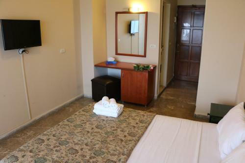 Holiday Suites Hotel & Beach Resort