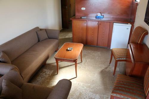 Holiday Suites Hotel & Beach Resort