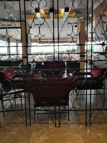 Holiday Suites Hotel & Beach Resort