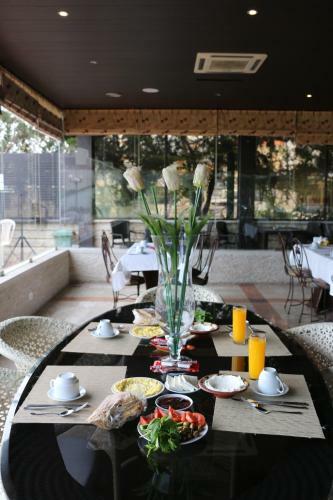 Holiday Suites Hotel & Beach Resort