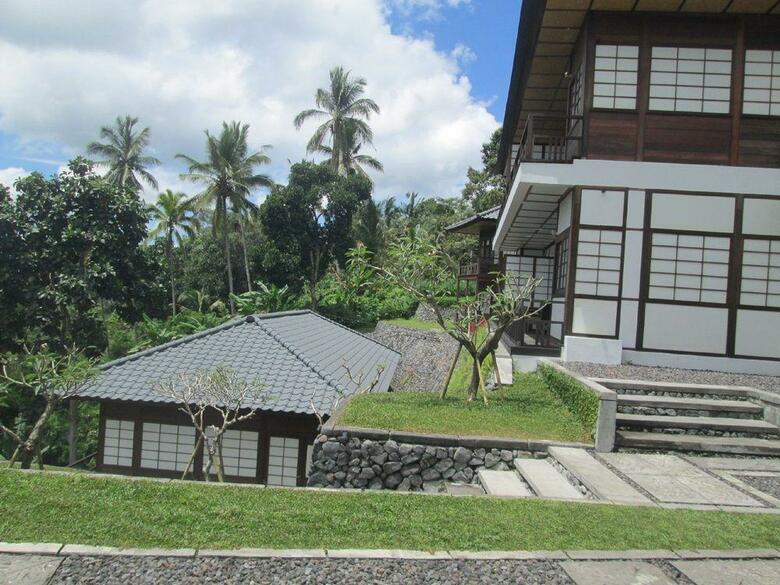 Hotel Suarapura Resort & Spa