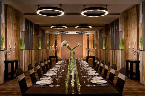 Hotel Courtyard By Marriott Gurugram Downtown