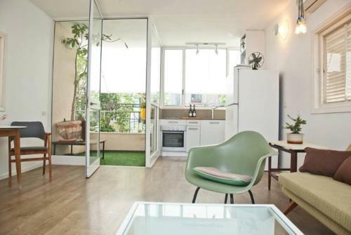 Designer's Apartments Near The Beach