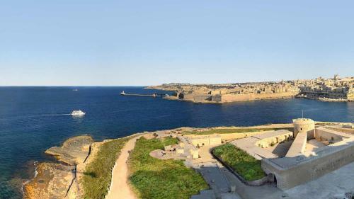 Apartment With Stunning Seaviews