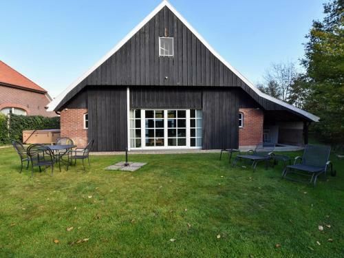 Luxurious Holiday Home In Aalten With A Jacuzzi