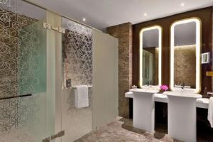 Alrayyan Hotel Doha, Curio Collection By Hilton