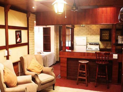 Hostal Tudor Lodge & Tours Cc