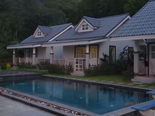 Hotel Suksompong Resort