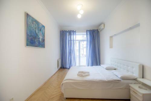 Apartment On Trekhsvyatitelskaya 9
