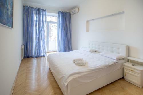 Apartment On Trekhsvyatitelskaya 9