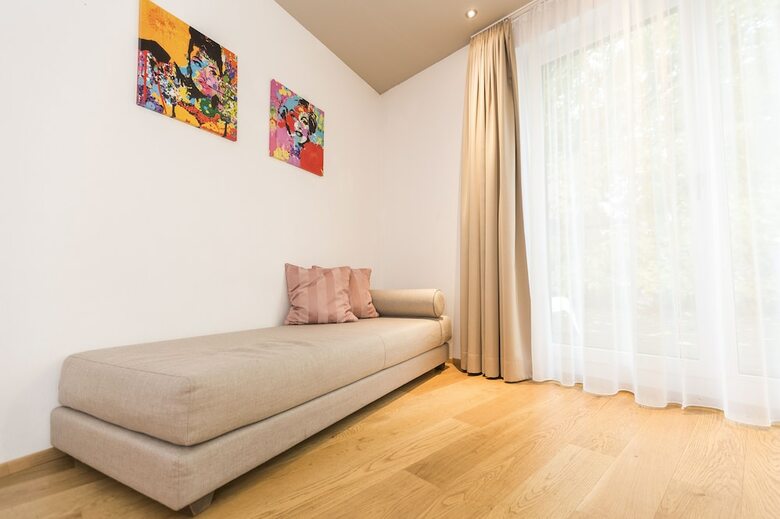 Room 5 Apartments
