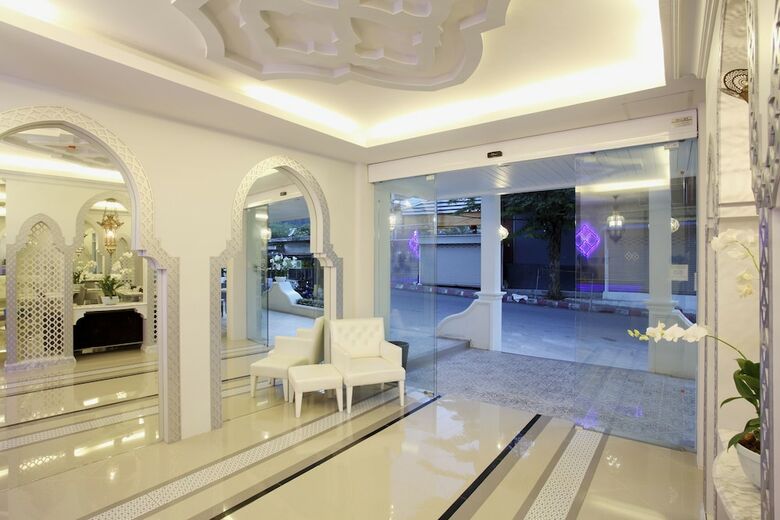 Hotel Verandah