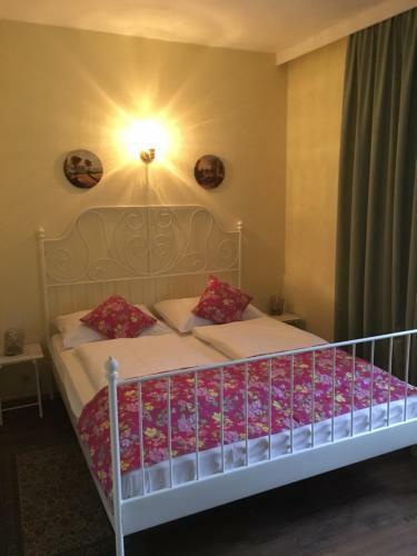 Hostal Helenental Pension & Apartments