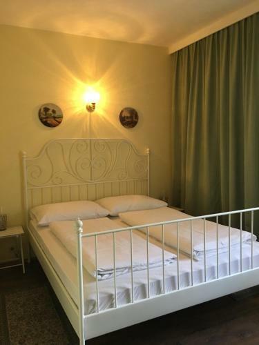 Hostal Helenental Pension & Apartments