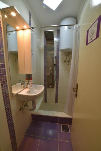 Hostel Mirror