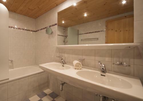 Hostal Hotel Garni Sch�nblick