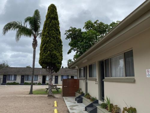Hanging Rock Family Motel