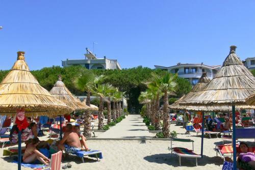 2 Beachfront Apartments + Parking + Wifi