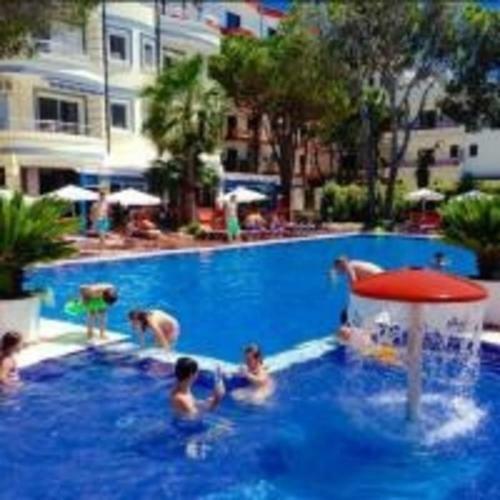 2 Beachfront Apartments + Parking + Wifi