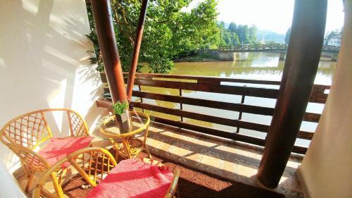 Hostal Pansion River