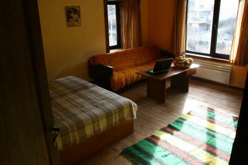 Hostal Guesthouse Karaivan