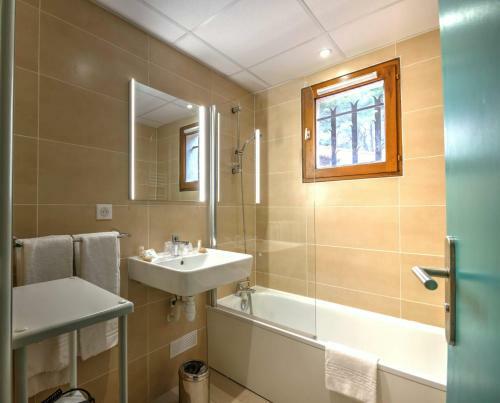 Hotel Logis Domaine De Roquerousse