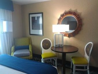 Hotel Holiday Inn Express And Suites Kansas City Airport