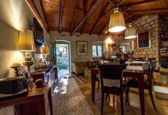Hostal Enastron Guesthouse