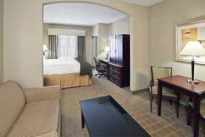Hotel Holiday Inn Express & Suites Shawnee I 40