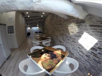 Hostel Cross