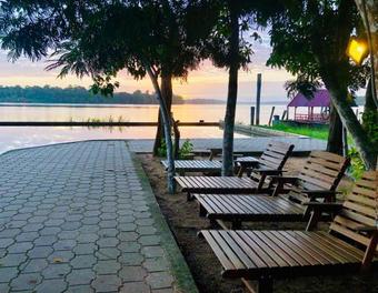 Hotel Overbridge River Resort